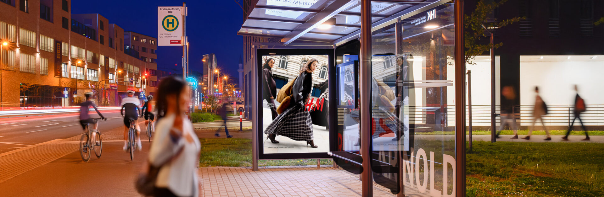 Beleuchtete Plakatflächen bei Nacht am Bodenseeforum