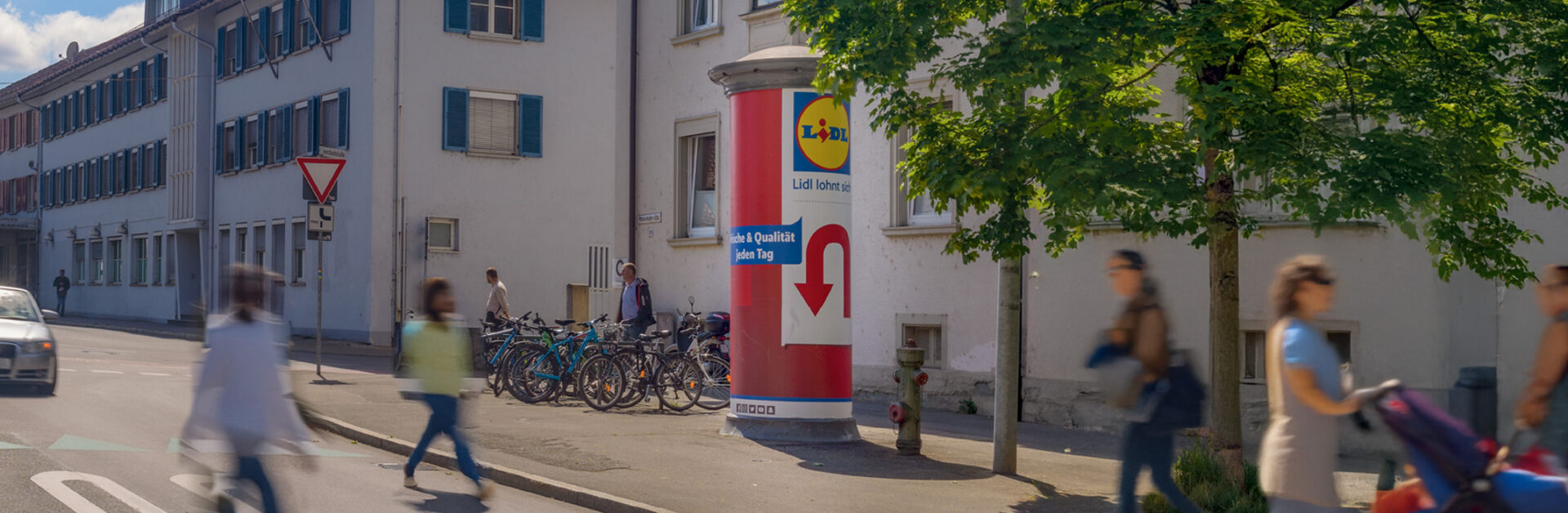 Litfasssäule in Konstanz an der Emmishoferstraße bei Tag