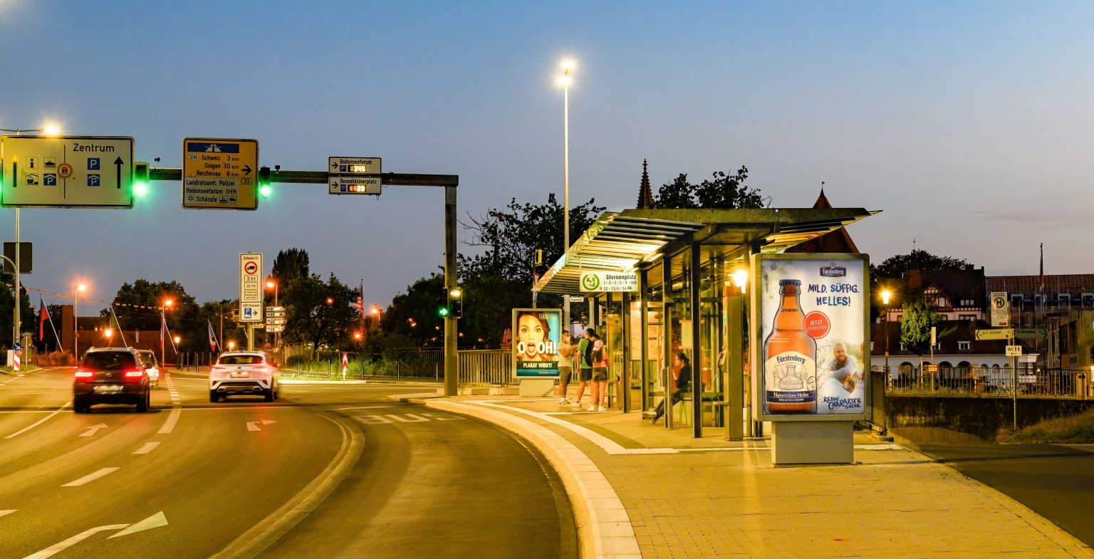 Bushaltestelle mit Citylight am Sternenplatz in der Nacht