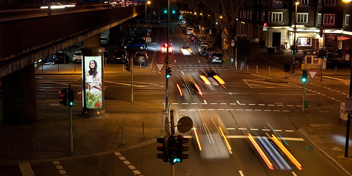 Litfasssäule bei Nacht