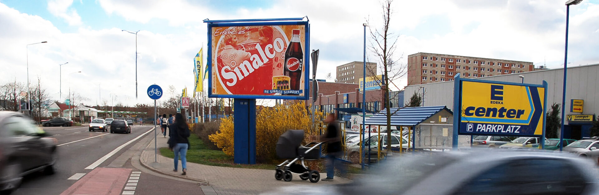 Großflächenplakat mit breitem Monofuß