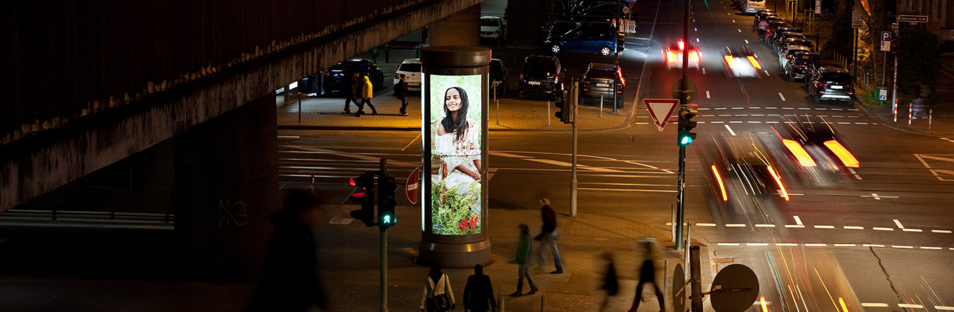 Beleuchtete Litfasssäule premium in Düsseldorf bei nacht
