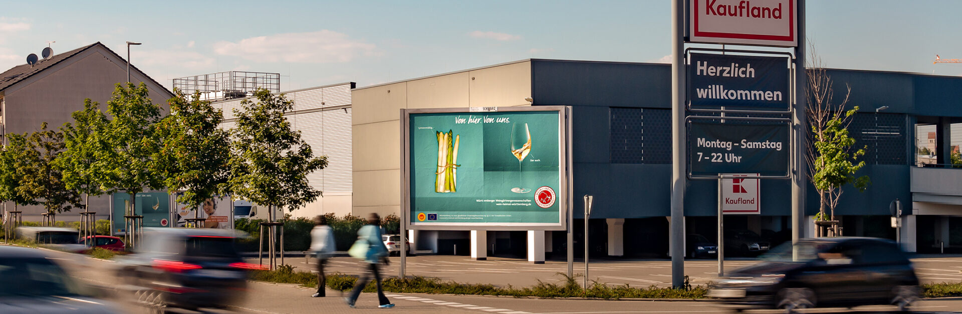 Großflächenplakat bei Tag in Konstanz an der CarlBenzStraße