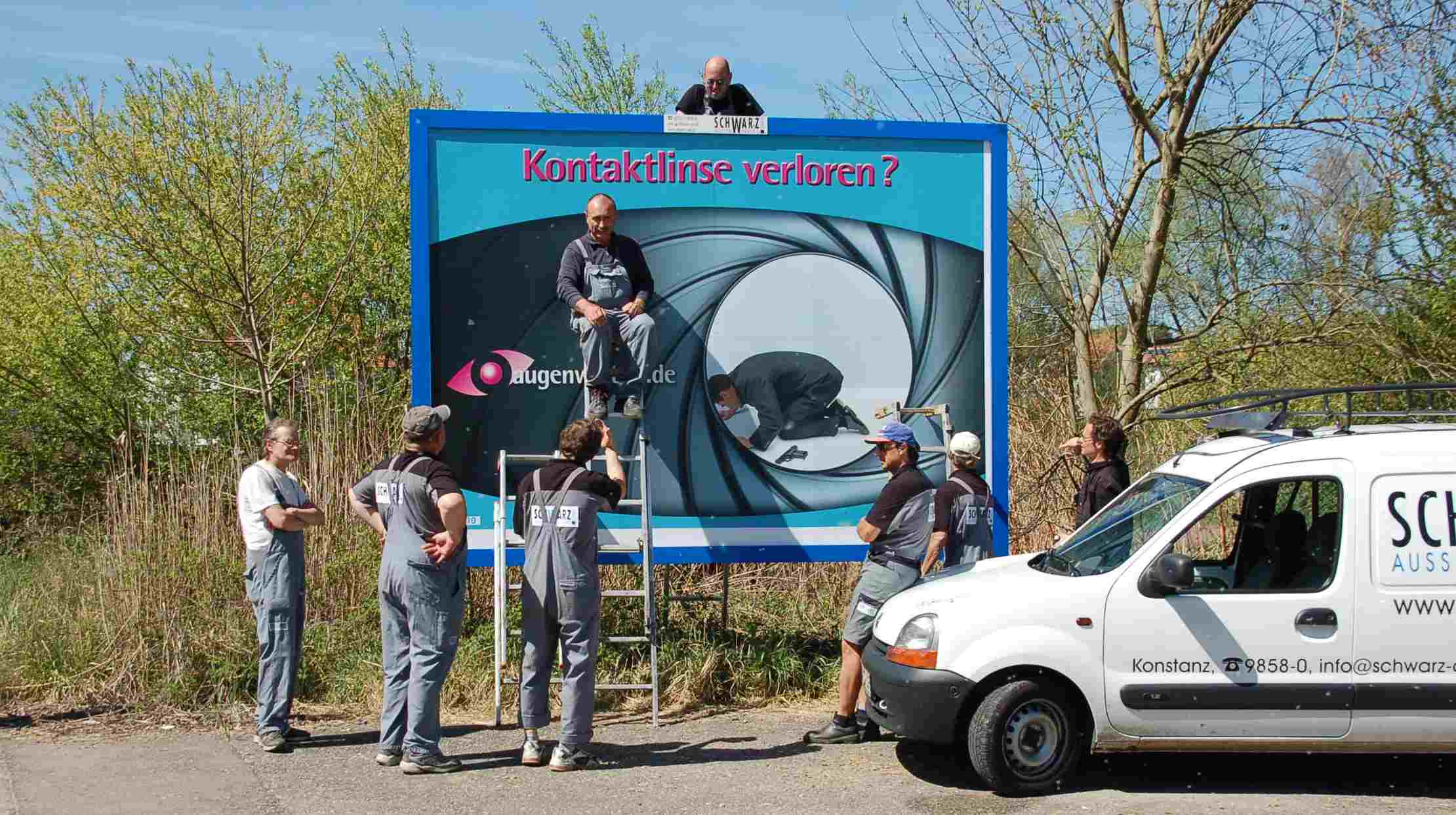 Klebekolonne für Großflächenplakate