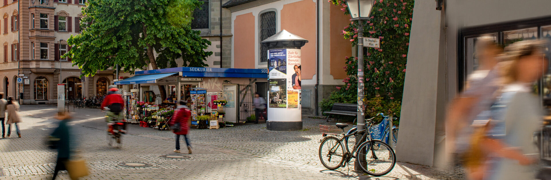 Litfassäule bei Tag in Konstanz an der Wessenbergstraße