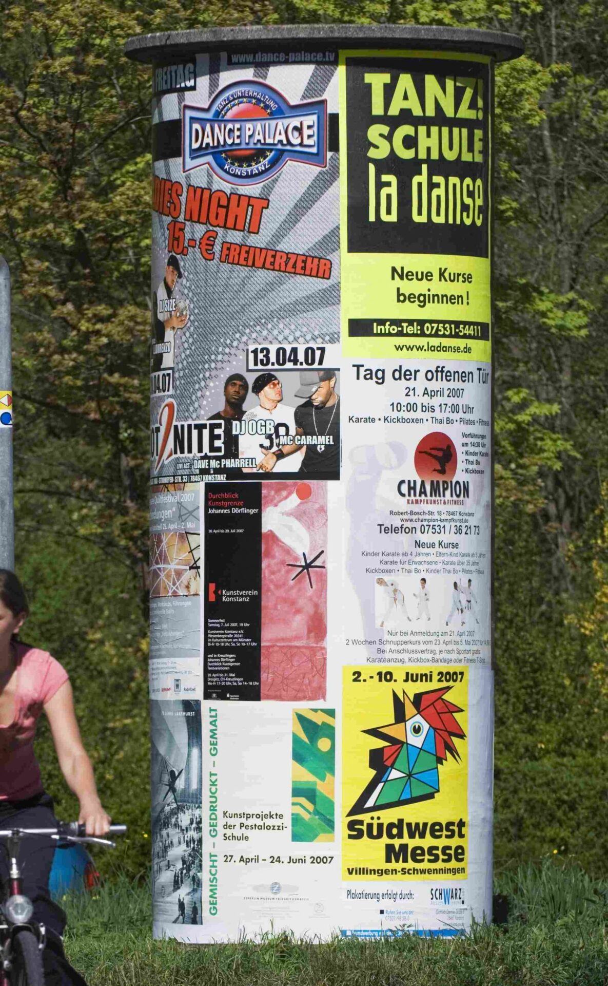 Litfasssaeule Allgemeinstelle bei TagSchwarz Aussenwerbung – entdecke die Power unserer Out-of-Home Medien