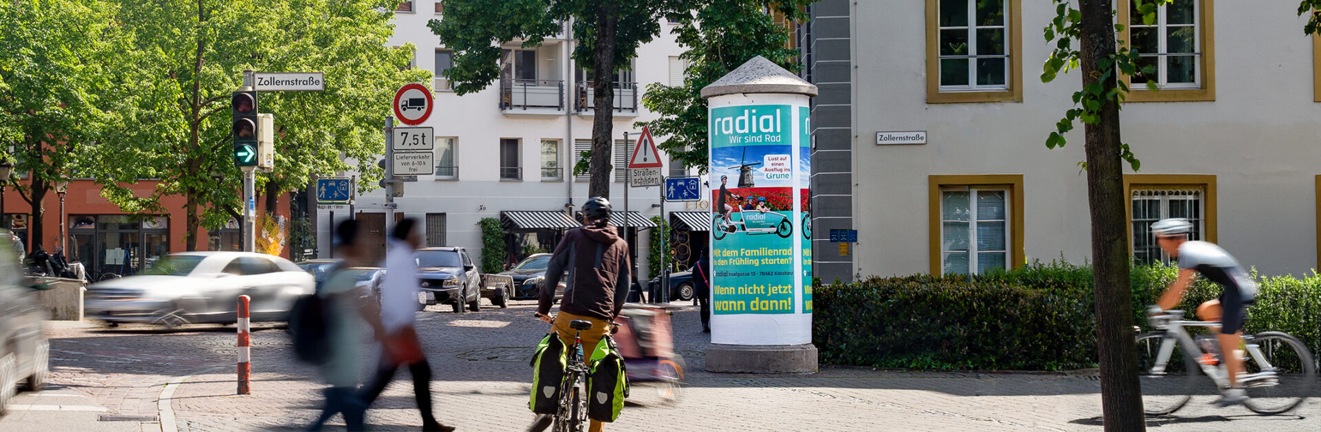 Litfasssäule Plakatwerbung bei Tag